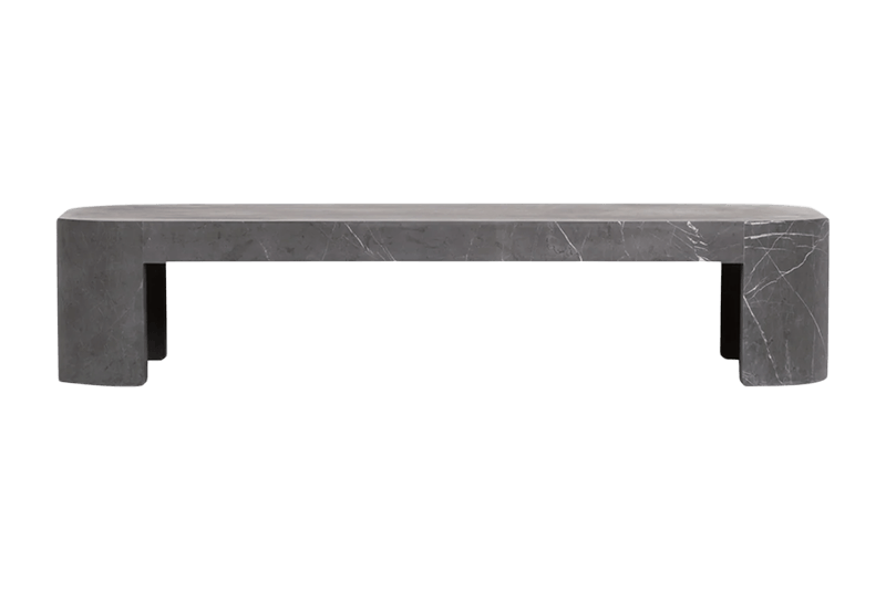 أريكة رمادية اللون وطاولة قهوة رخامية