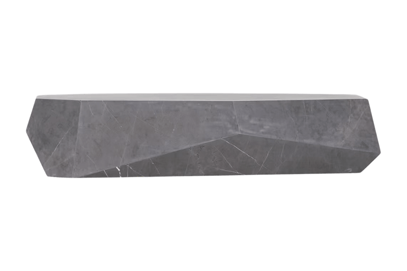 طاولة قهوة رخامية مضلعة باللون الرمادي مع أريكة طويلة