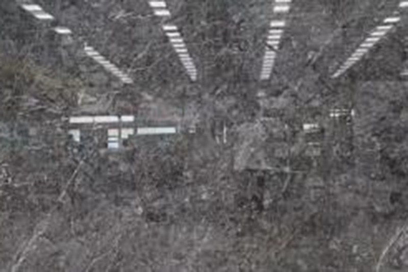 طاولة قهوة رخامية رمادية داكنة