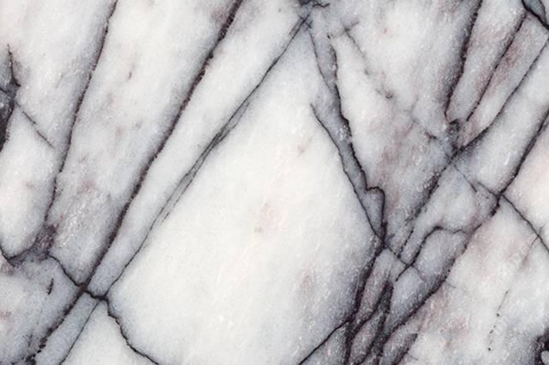 طاولة رخامية منقوشة بالفضة