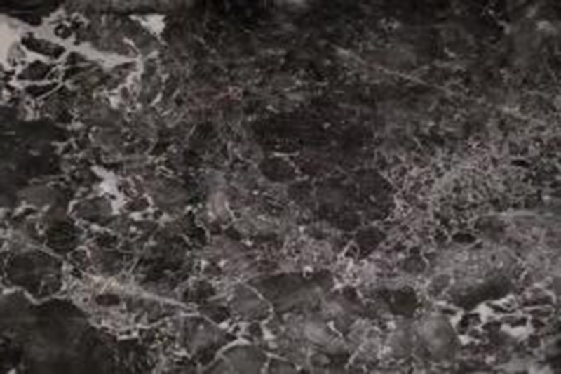 طاولة قهوة من الرخام باللون البني الداكن مع دعامات خشبية