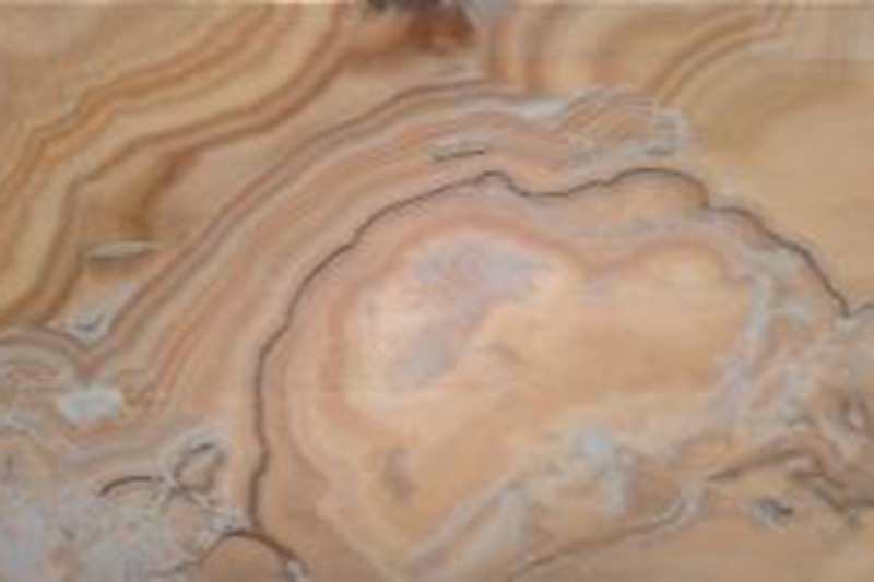 طاولة رخامية بإطار بني فاتح