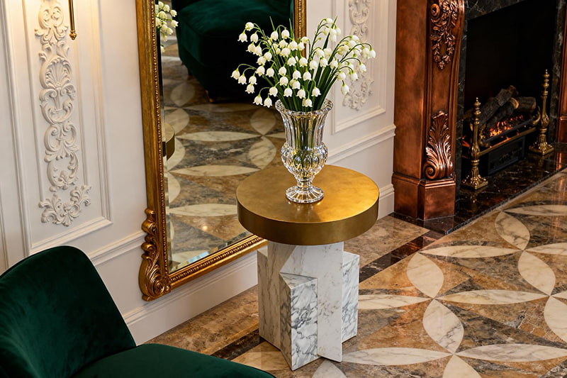 طاولة زاوية رخامية هندسية ذات سطح نحاسي