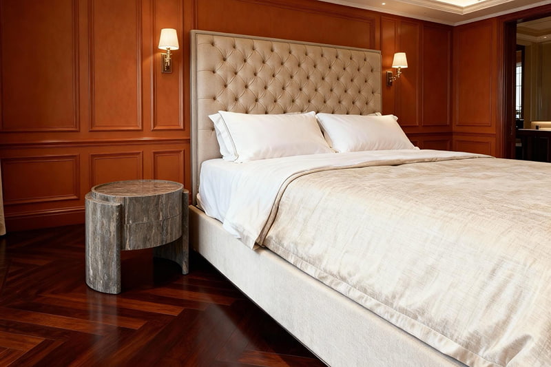 طاولة جانبية من الخشب المستدير والرخام المزخرف